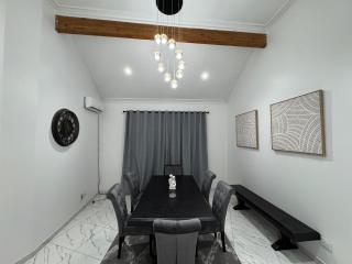 Bryanston Luxury Secure 4BR Haven - 1