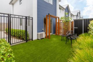 Modern 1BR Townhouse, Central City - 6