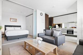 Luxury 2-Bed Apartment in Melbourne's Heart - 5