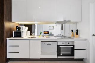 Luxury 2-Bed Apartment in Melbourne's Heart - 4