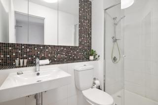 Luxury 2-Bed Apartment in Melbourne's Heart - 3