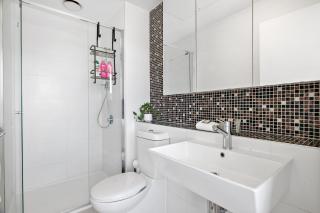 Luxury 2-Bed Apartment in Melbourne's Heart - 1