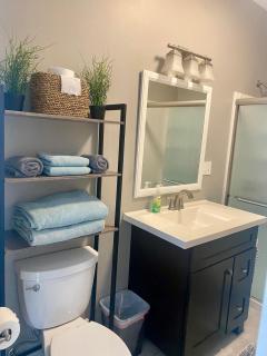 Cozy en suite with high ceilings - 6