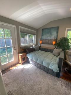 Cozy en suite with high ceilings - 8