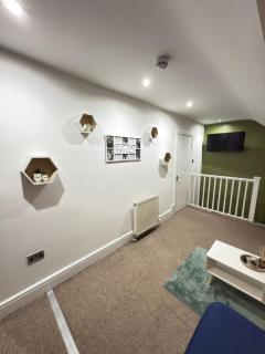 The Traveller's Nest by Cambridge Central Station - 5