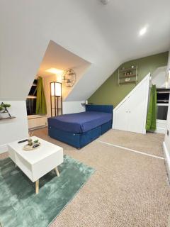 The Traveller's Nest by Cambridge Central Station - 2