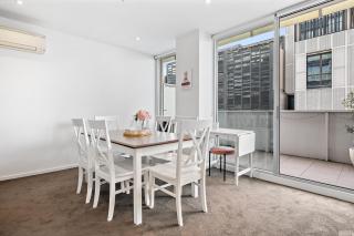 Bright 2-Bed Home with Secure Parking - 9