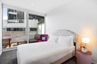 Bright 2-Bed Home with Secure Parking - 2