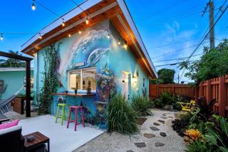 Private Retreat with Yard Near Hard Rock Stadium - 1