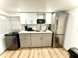 Pvt Studio Near Waterloo Airport & Minutes to Downtown Basement unit - Kitchener - 9