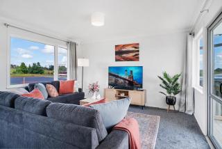 Peaceful 3-Bed Escape with Scenic Deck - 4