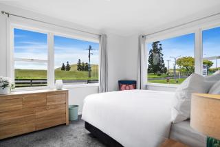 Peaceful 3-Bed Escape with Scenic Deck - 2