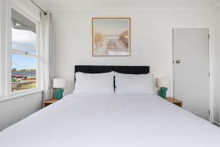 Peaceful 3-Bed Escape with Scenic Deck - 1