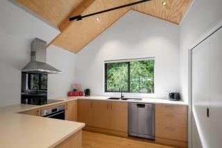 Central Queenstown Apt 18a - walk to town - 9