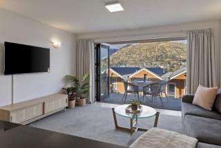 Stunning Lakefront 2-bed 2-bath with lake views - 9