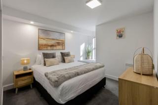 Stunning Lakefront 2-bed 2-bath with lake views - 6