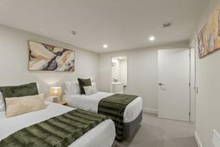 Stunning Lakefront 2-bed 2-bath with lake views - 5