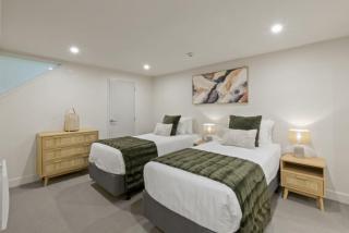 Stunning Lakefront 2-bed 2-bath with lake views - 3