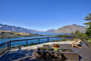 Hensman Heights- family home with outdoor spa pool - 8