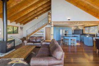 Hensman Heights- family home with outdoor spa pool - 2