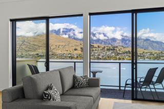 Lakeside Landing - lakefront and walk to town - 3