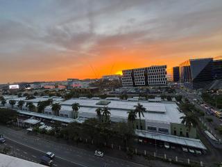 Stunning Sunset & Fireworks View - Shore Residences - Near ALL - MOA Balcony - Pool - Netflix - 2