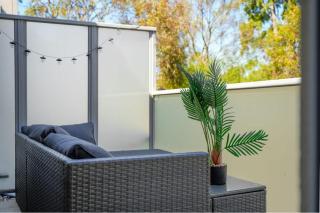 Upscale 1BR Apt near Monash with Parking Included - 2