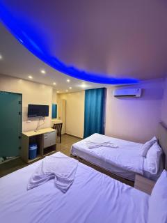 Stable pyramids inn - 0