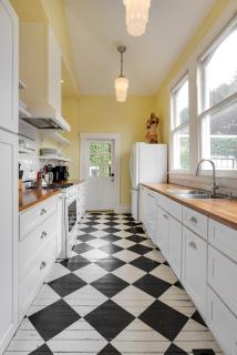 Heights Ironworks Bed & Breakfast - 4