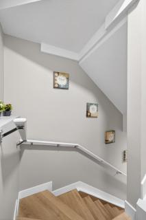 Guest Suite in Edmonton, King bed and parking - 1