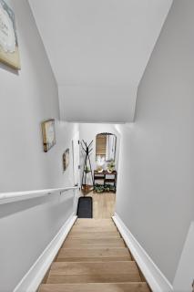 Guest Suite in Edmonton, King bed and parking - 4