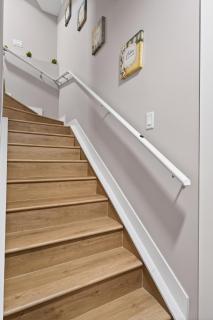 Guest Suite in Edmonton, King bed and parking - 7