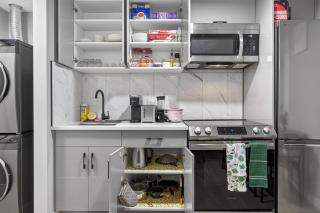 Guest Suite in Edmonton, King bed and parking - 8