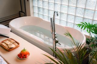 Sunrise Room Private Floor vs Landmark View - 2