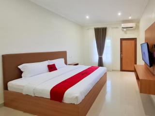 RedDoorz Syariah at Istana Homestay Madiun - 2