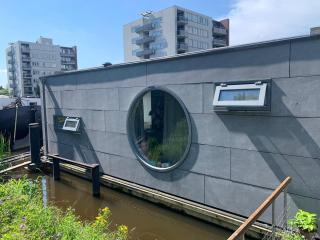 Central and luxurious floating home with garden - 9