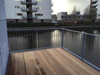 Central and luxurious floating home with garden - 5