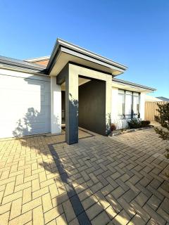 31 Kids Coast & Chill - 4BR Parking & Theatre Rm - 8