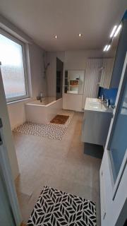 Budget room with shared living, kitchen & bathroom - 4