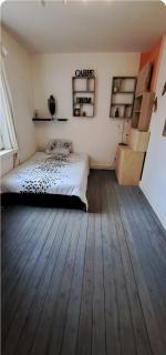 Budget room with shared living, kitchen & bathroom - 3