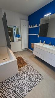 Budget room with shared living, kitchen & bathroom - 2