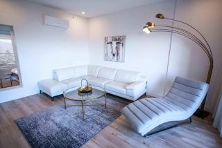 304 - Chic Minimalist Condo - River & Serenity - 5