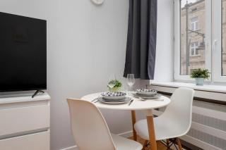 Black and White Studio Next to the Museum of Art by Noclegi Renters - 3