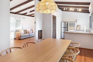 White House- Beachside Family Getaway, Walk to Beach, Pet Friendly, WIFI, A/C - 0