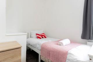 2-Bed House•Free Parking•WiFi•Long Stays Welcome - 3