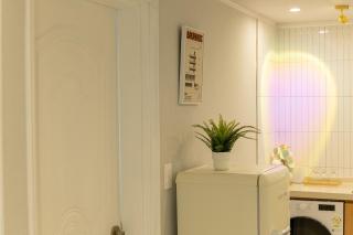 홍대입구역 5분, 최대7인, 넓은 거실, 짐보관, 호텔식 침구,세탁건조기, 홍대 - 6