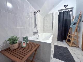 Wanderlust Family Suite with Garden - 5