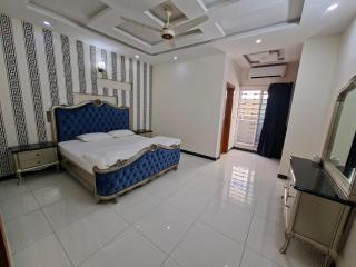 Luxury 6Bedrooms villa in Islamabad - 3