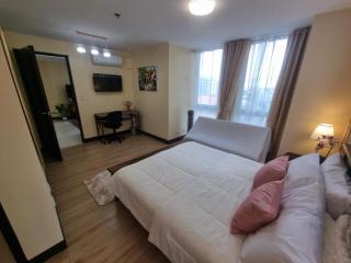 McKinley Hill Lavish1BR Flat Next to Venice Mall - 4