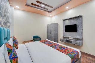 FabHotel Raas Plaza - 9